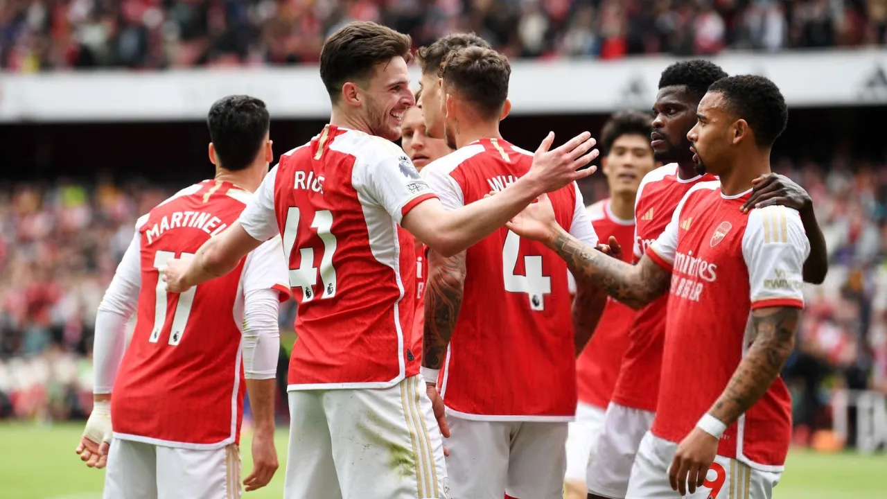 Arsenal beat Everton 2-1