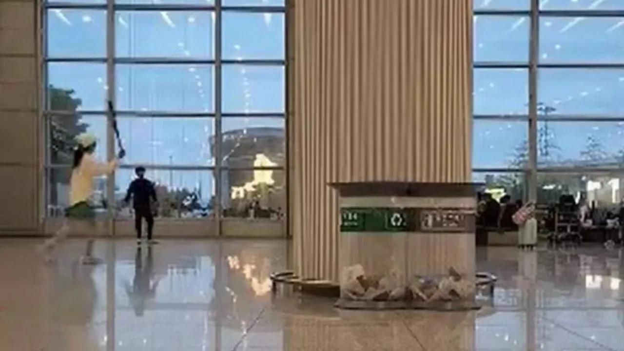 couple playing tennis