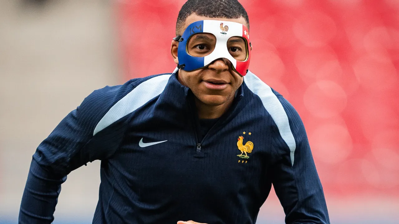 Kylian Mbappe mask (Source : X)