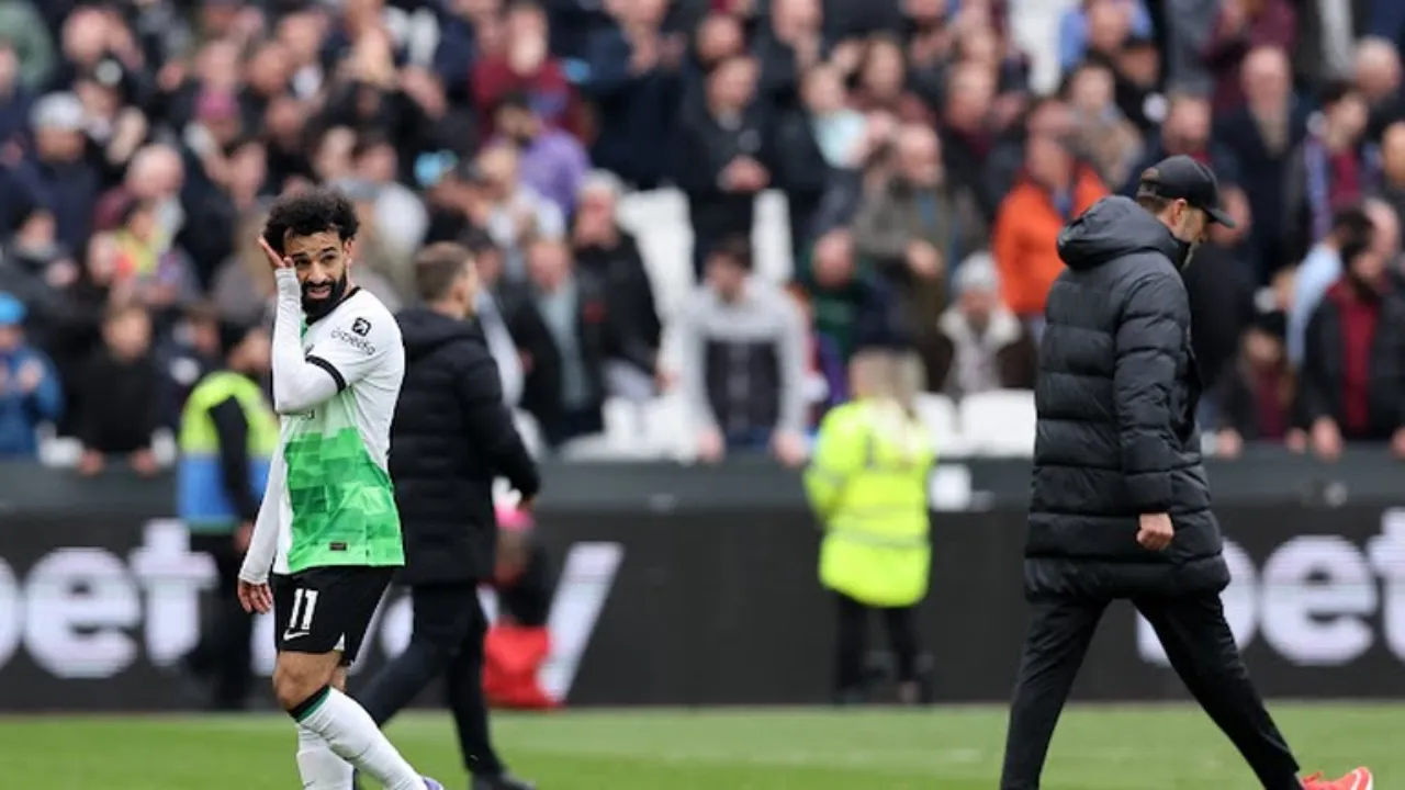 WATCH: Mohamed Salah gets furious on Jurgen Klopp after West Ham equalise against Liverpool