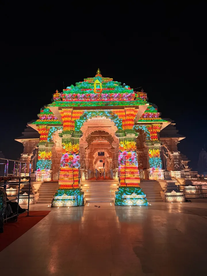 ध्वजारोहण पूर्व संध्या पर प्रकाश से जगमगाई अयोध्या,