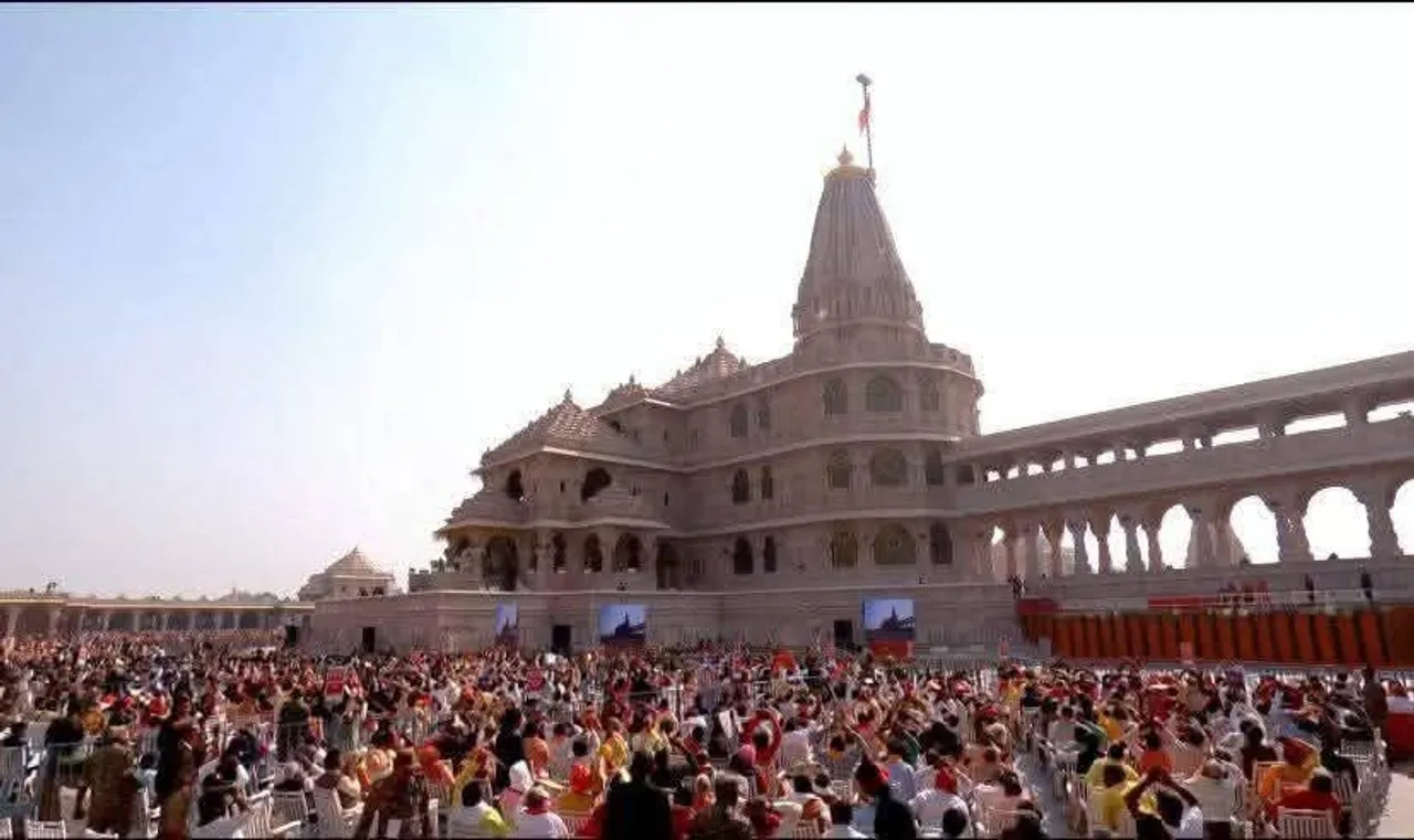 मंदिर परिसर में उमड़ा जनसमुद्र — आनंद और आस्था का चरम दृश्य