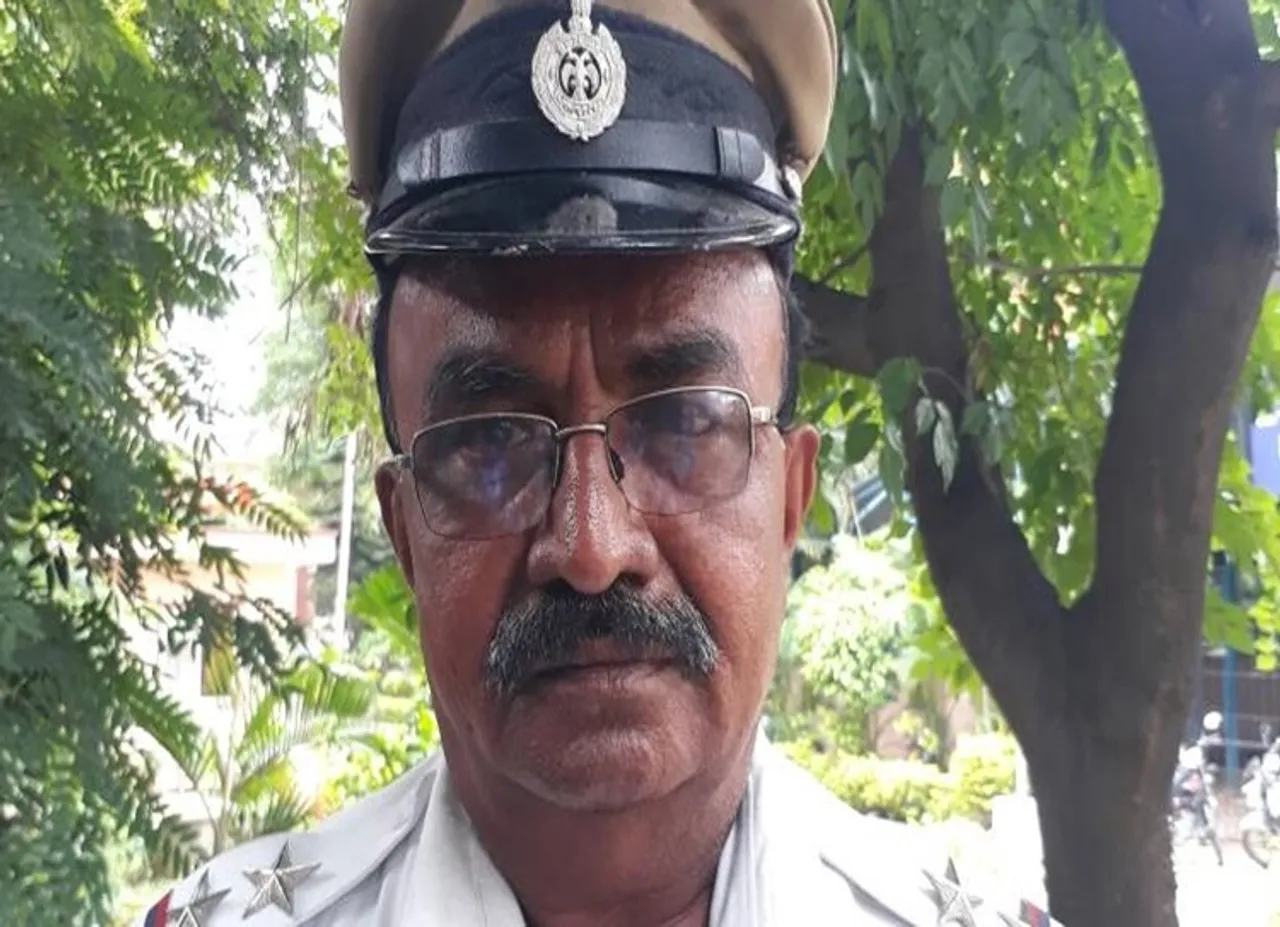 ஆம்புலன்ஸ்கு வழிகொடுக்க ஜனாதிபதி காரை நிறுத்திய போலீஸ் : குவியும் பாராட்டுக்கள்