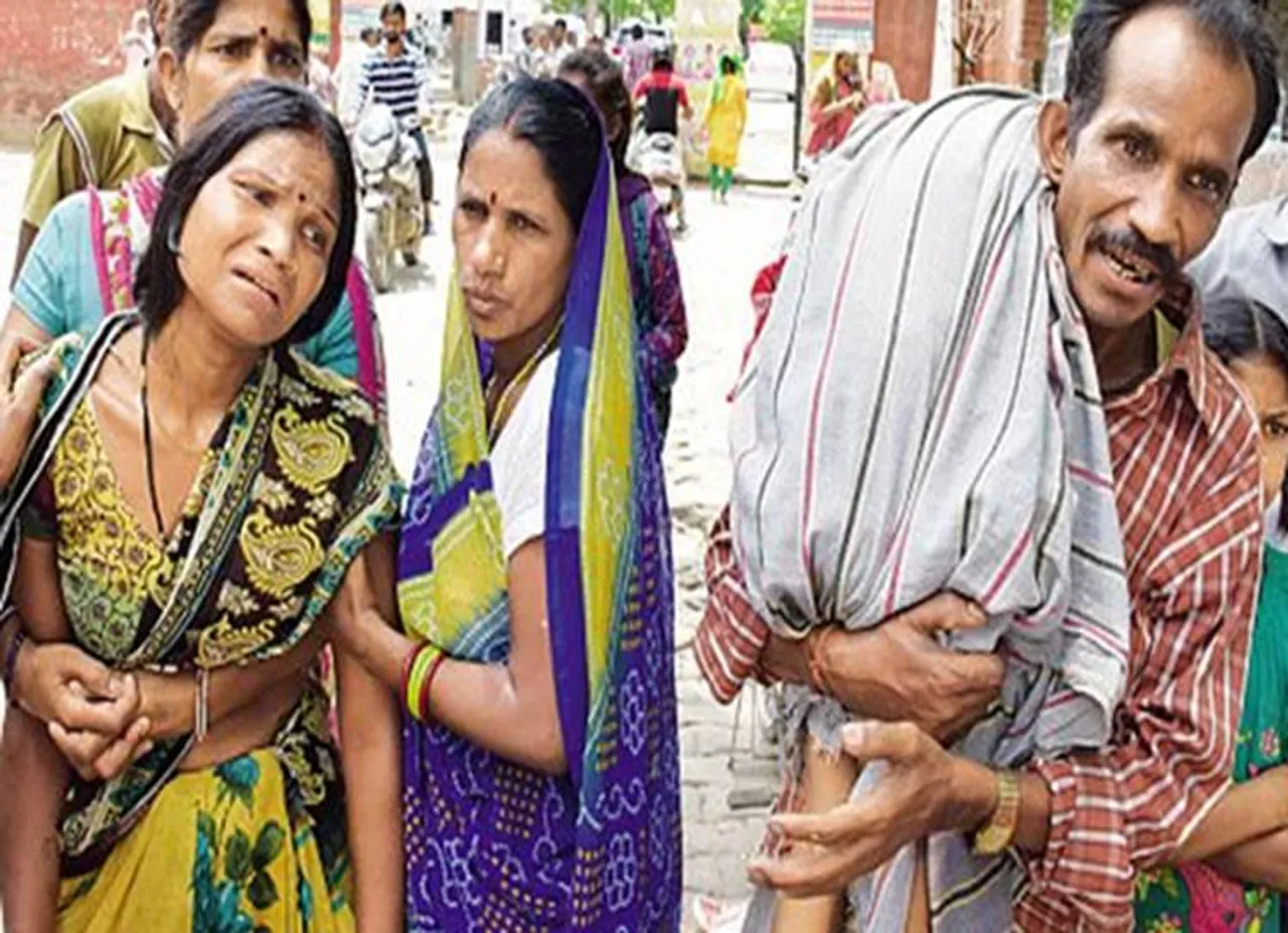 ஆம்புலன்ஸ் தராத அரசு மருத்துவமனை: பேத்தியின் சடலத்தை தோளில் தூக்கிச்சென்ற தாத்தா