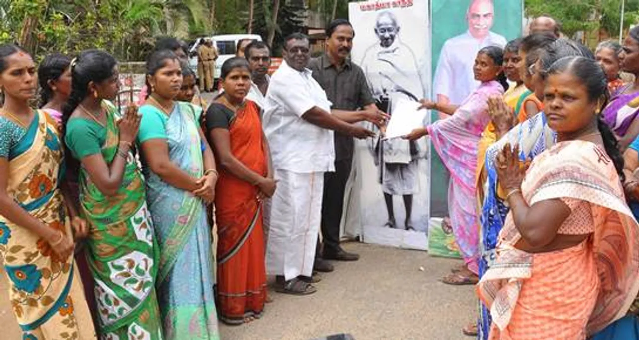 காந்தி, காமராஜர் உருவப் படங்களிடம் மனு கொடுத்த மக்கள் : ‘டாஸ்மாக்’கிற்கு எதிராக நெல்லையில் கிளர்ச்சி