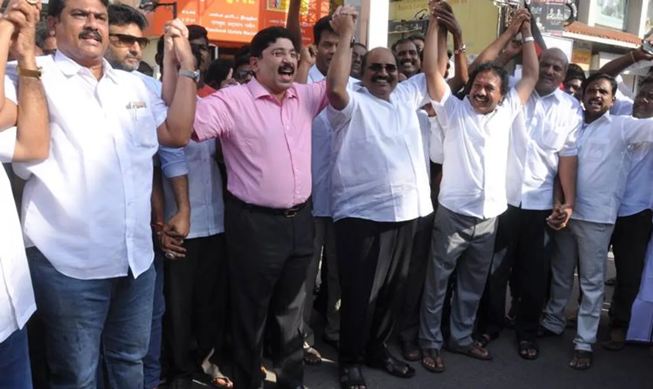 நீட் தேர்வு மனித சங்கிலி : தி.மு.க.வினர் திரண்டனர், ஸ்டாலினுக்கு போலீஸ் தடை