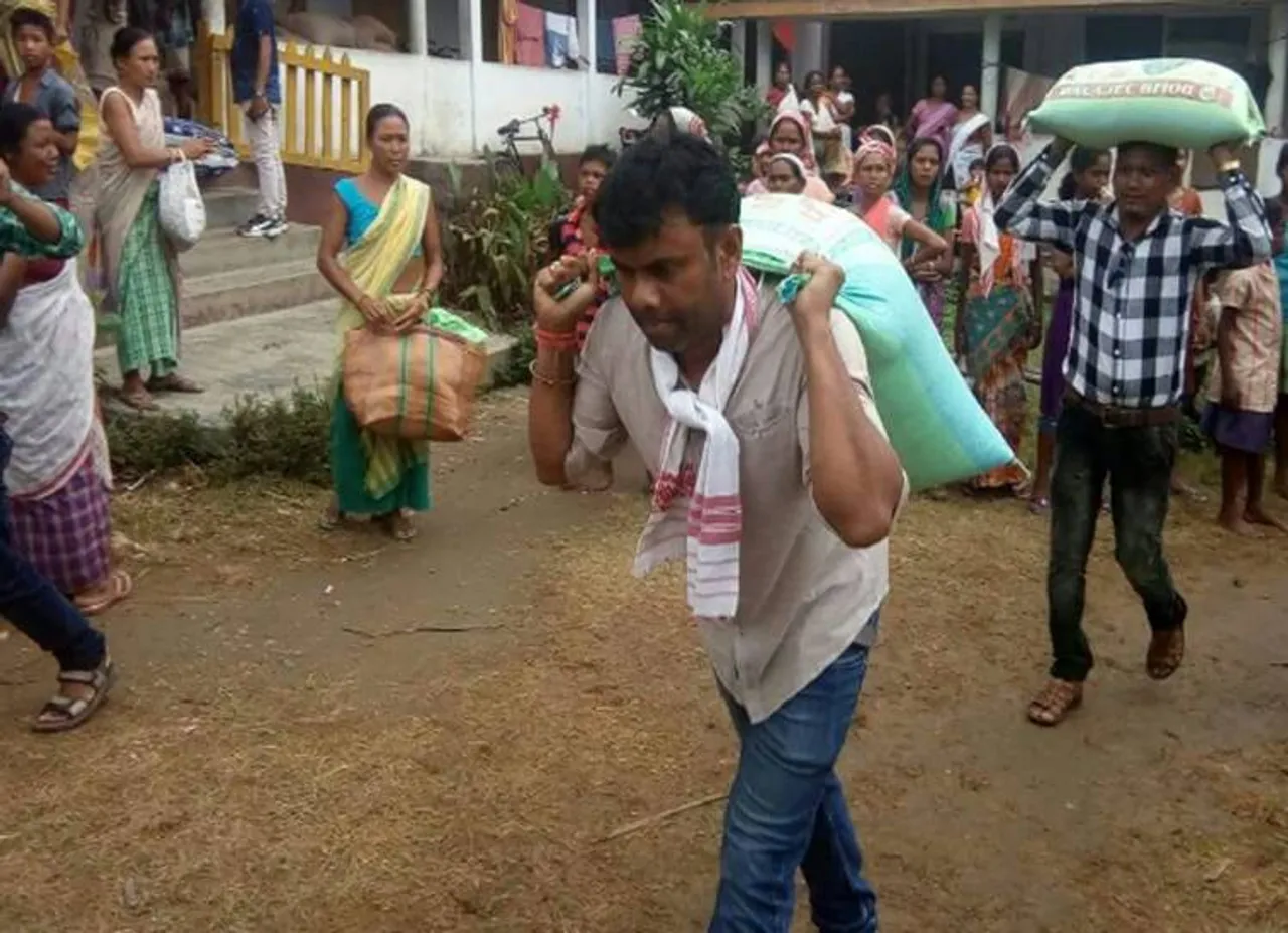 மக்களுக்காக உணவு மூட்டையை சுமந்து செல்லும் எம்எல்ஏ