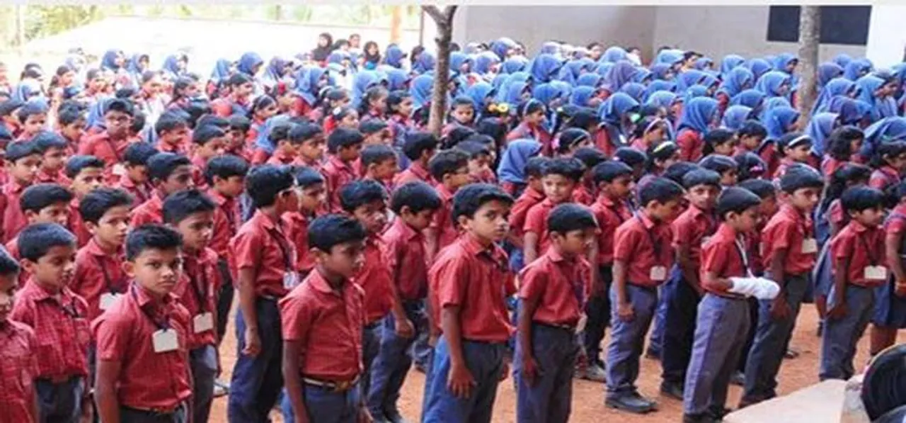 கல்வித்திறன் அடிப்படையில் மாணவர்களுக்கு இருவேறு சீருடைகளை வழங்கிய பள்ளி