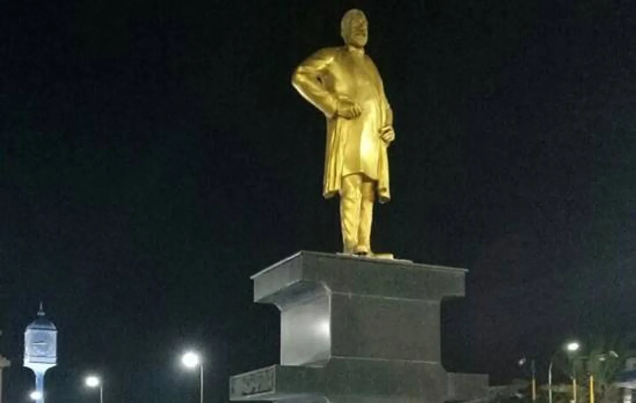 மெரினாவில் சிவாஜி சிலை அதிரடி அகற்றம் : அடையாறு மணிமண்டபத்திற்கு கொண்டு சென்றனர்