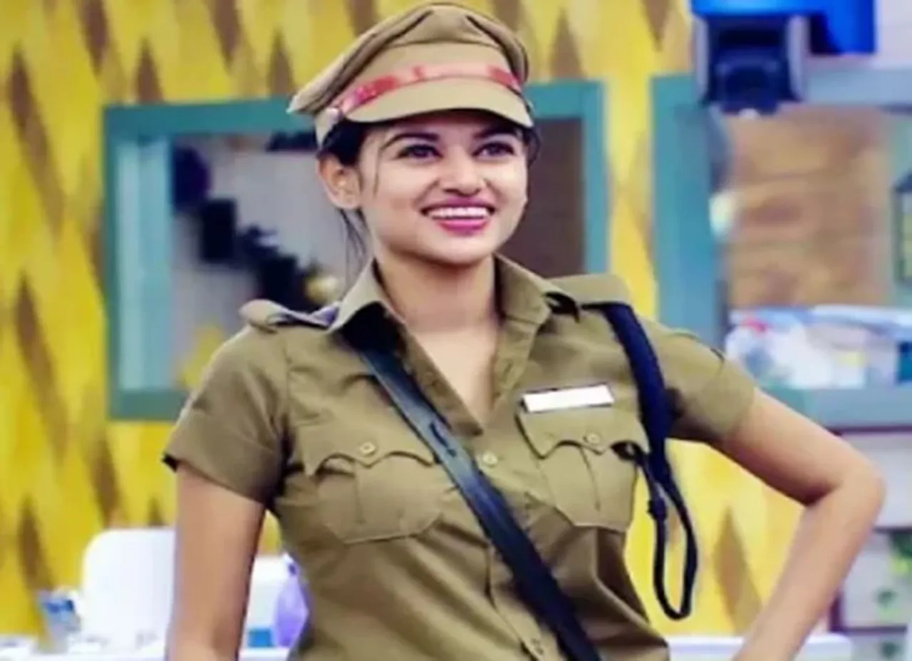பிக் பாஸ் ஓவியாவுக்கு ஓட்டு கேட்கும் ஸ்வீட் கடை!