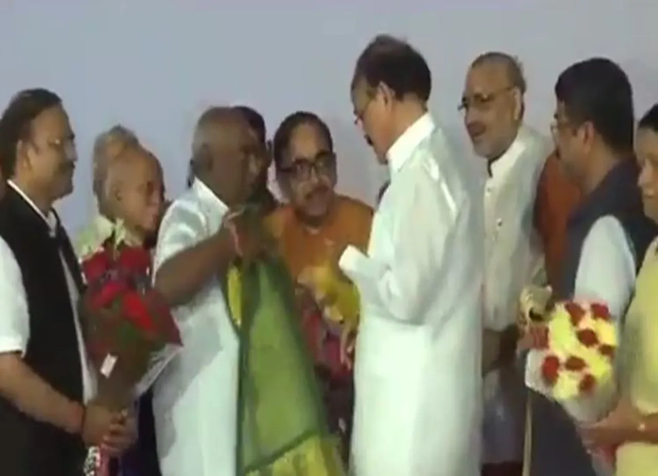 அமைச்சர் பொன்.ராதாகிருஷ்ணனை அவமானப்படுத்தினாரா துணை ஜனாதிபதி வெங்கையா நாயுடு? வைரலாகும் வீடியோ
