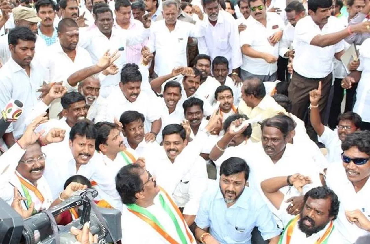 குஜராத் சம்பவத்தை கண்டித்து சென்னையில் காங்கிரஸ் மறியல் : திருநாவுக்கரசர் உள்ளிட்ட நிர்வாகிகள் கைது
