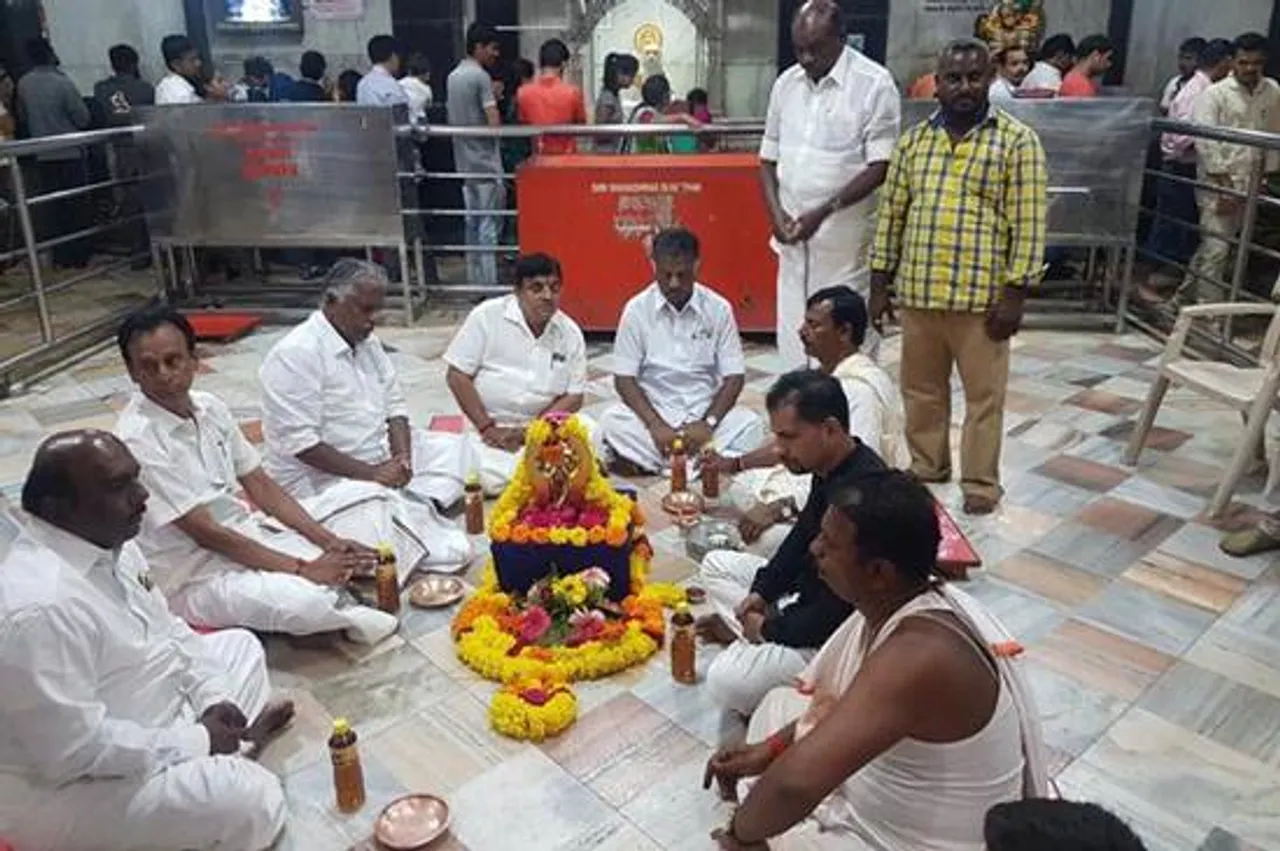 சனி பகவானை வழிபட்ட ஓ.பி.எஸ் : சிக்கல்களில் விடுபட சீனியர் நிர்வாகிகளுடன் பயணம்