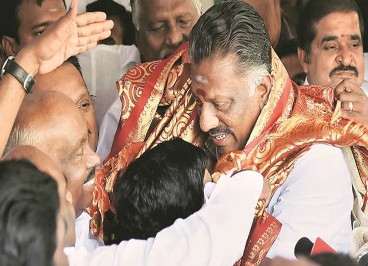 கத்தியுடன் கைது செய்யப்பட்டவருக்கு சீர்வரிசை வழங்கிய ஓ.பி.எஸ்!
