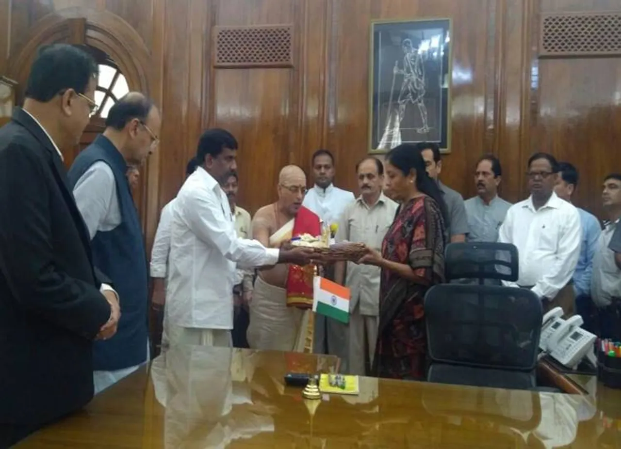 மத்திய பாதுகாப்புத் துறை அமைச்சராக நிர்மலா சீதாராமன் பொறுப்பேற்றார்