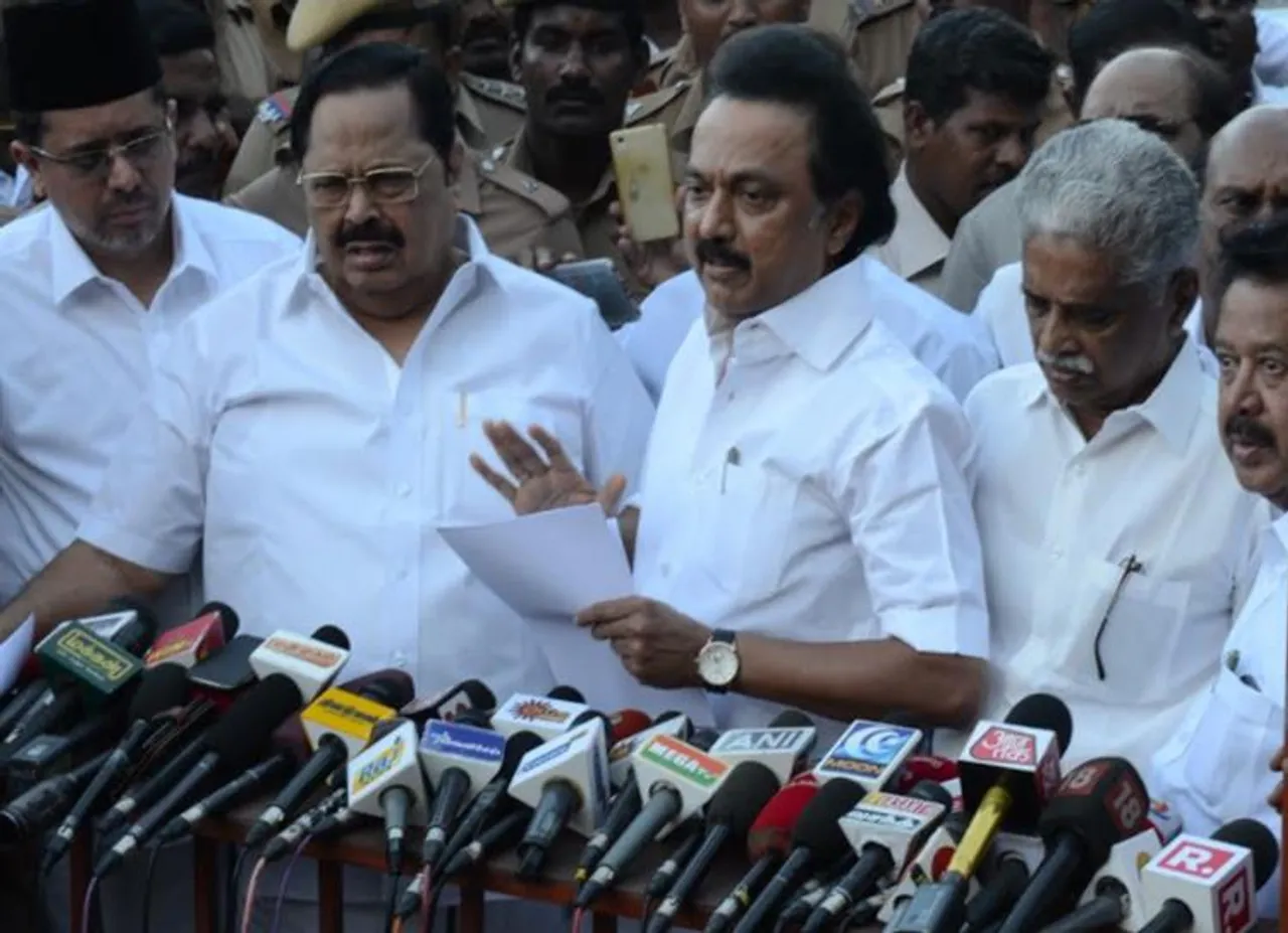 பெரும்பான்மையை நிரூபிக்க உத்தரவிடக் கோரி ஸ்டாலின் ஹைகோர்ட்டில் மனு!