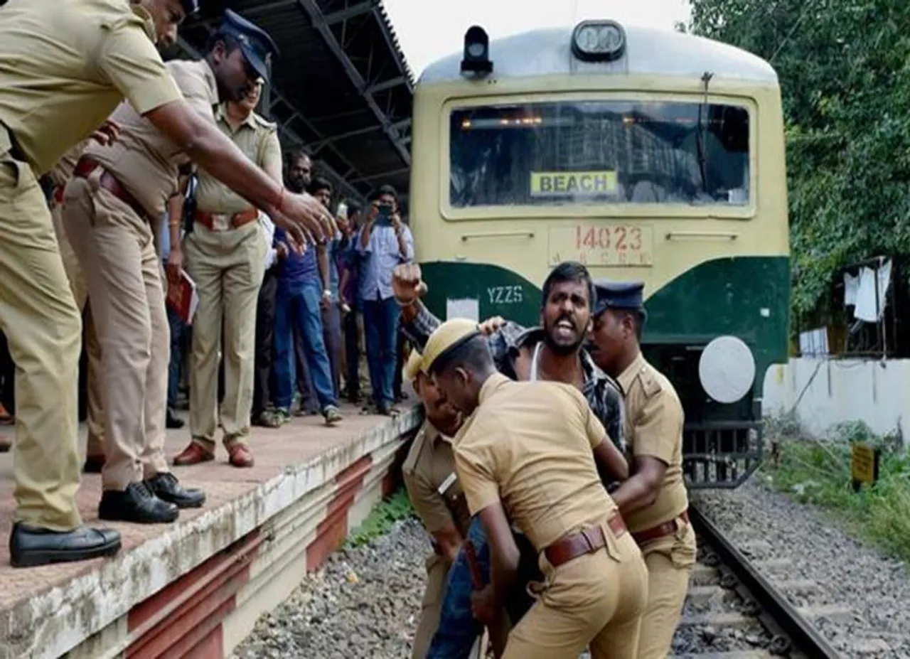 நீட் போராட்டத்தை தூண்டிவிட்டு குளிர்காயும் கட்சிகள்: தமிழிசை ஆவேசம்!