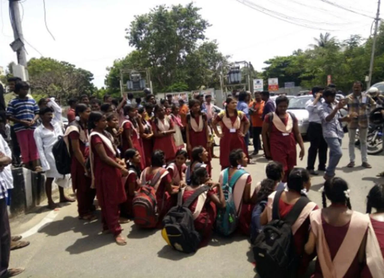 உச்சநீதிமன்ற உத்தரவுக்கு பிறகும் வெடித்த போராட்டம் : சென்னையில் பள்ளி மாணவிகள் ஆவேச மறியல்