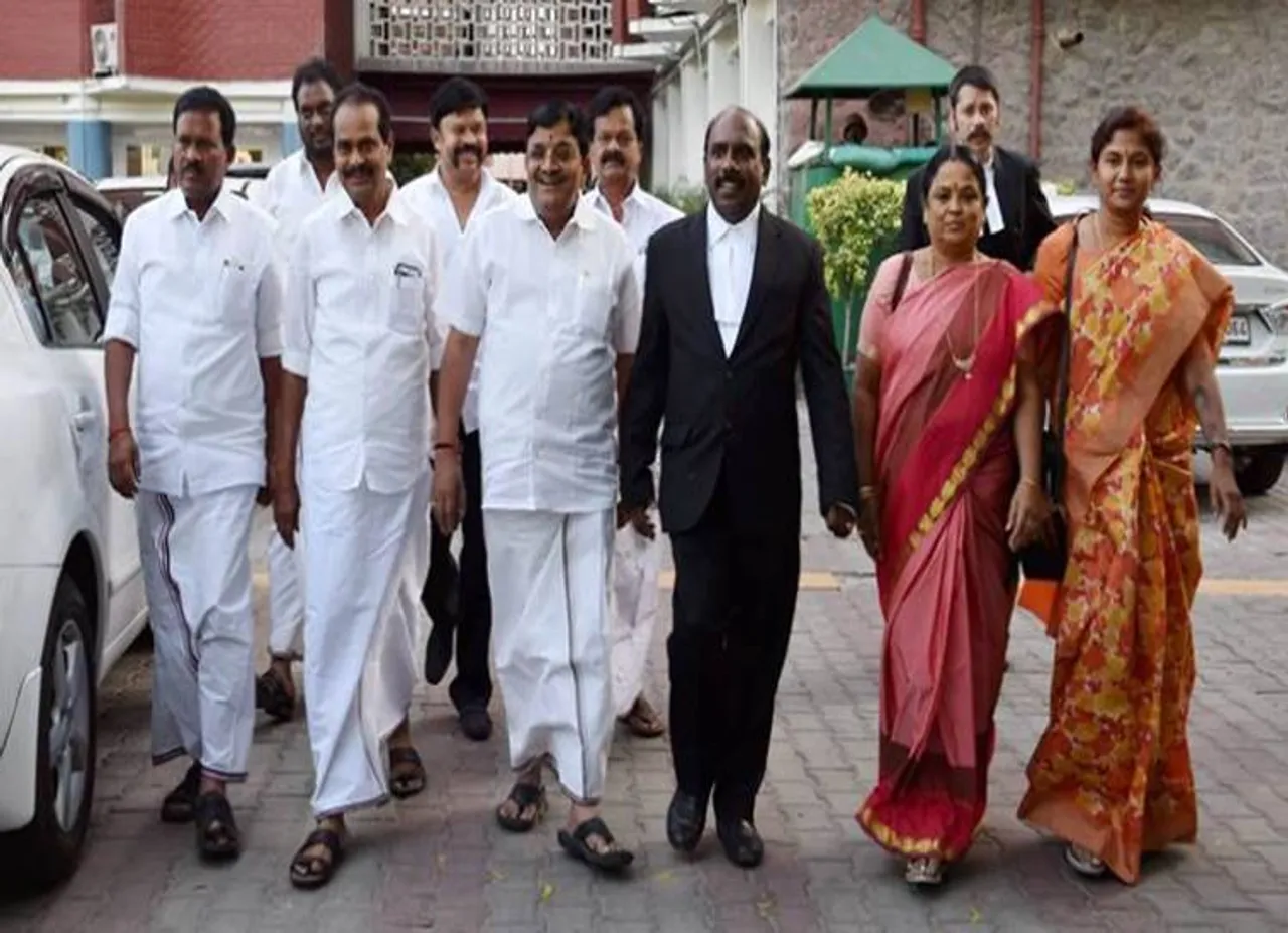 இரட்டை இலை சின்னம் வழக்கு, வி.கே.சசிகலா