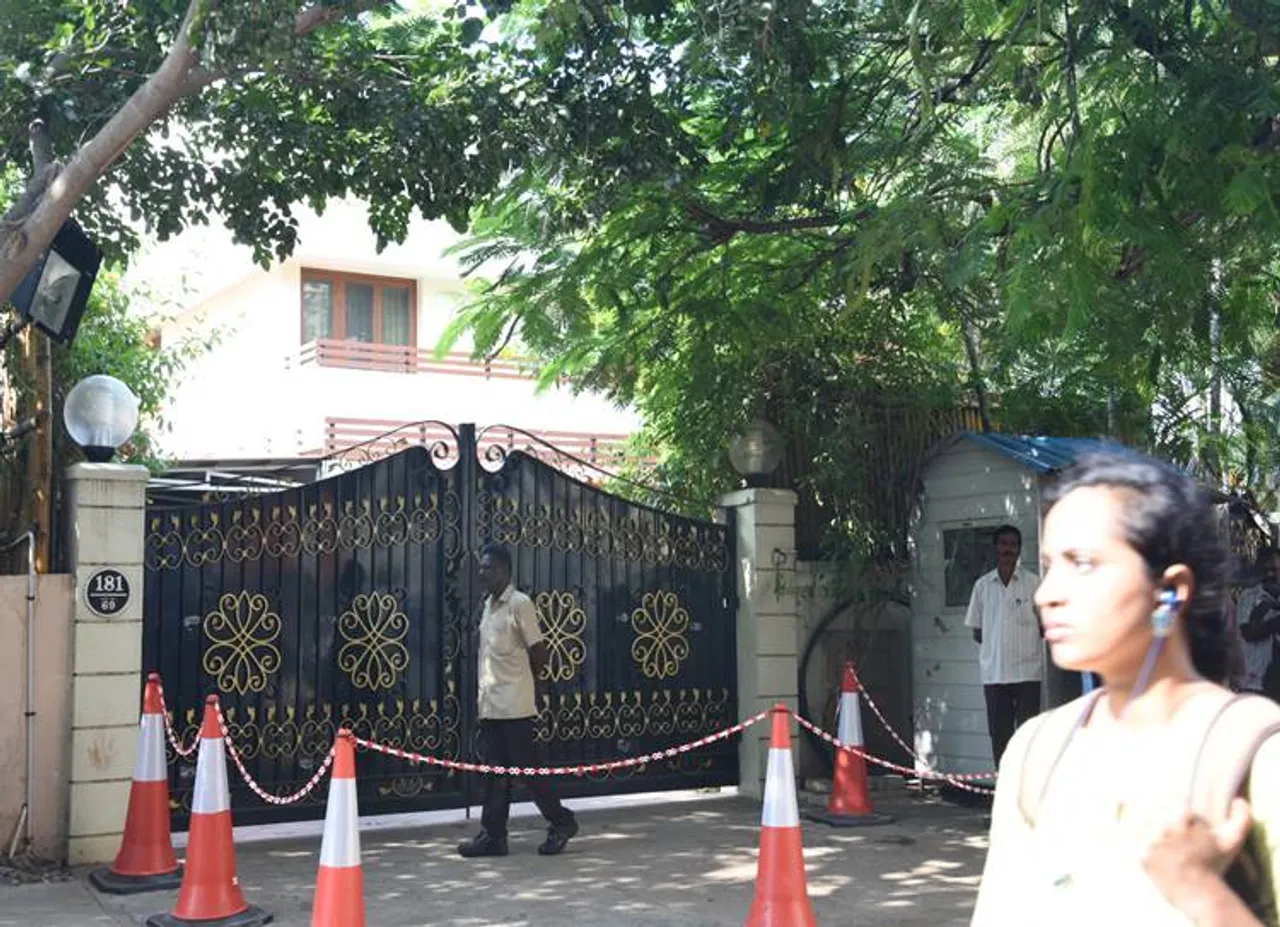 IT raid, sasikala family raided, TTV Dhinakaran, VK sasikala,