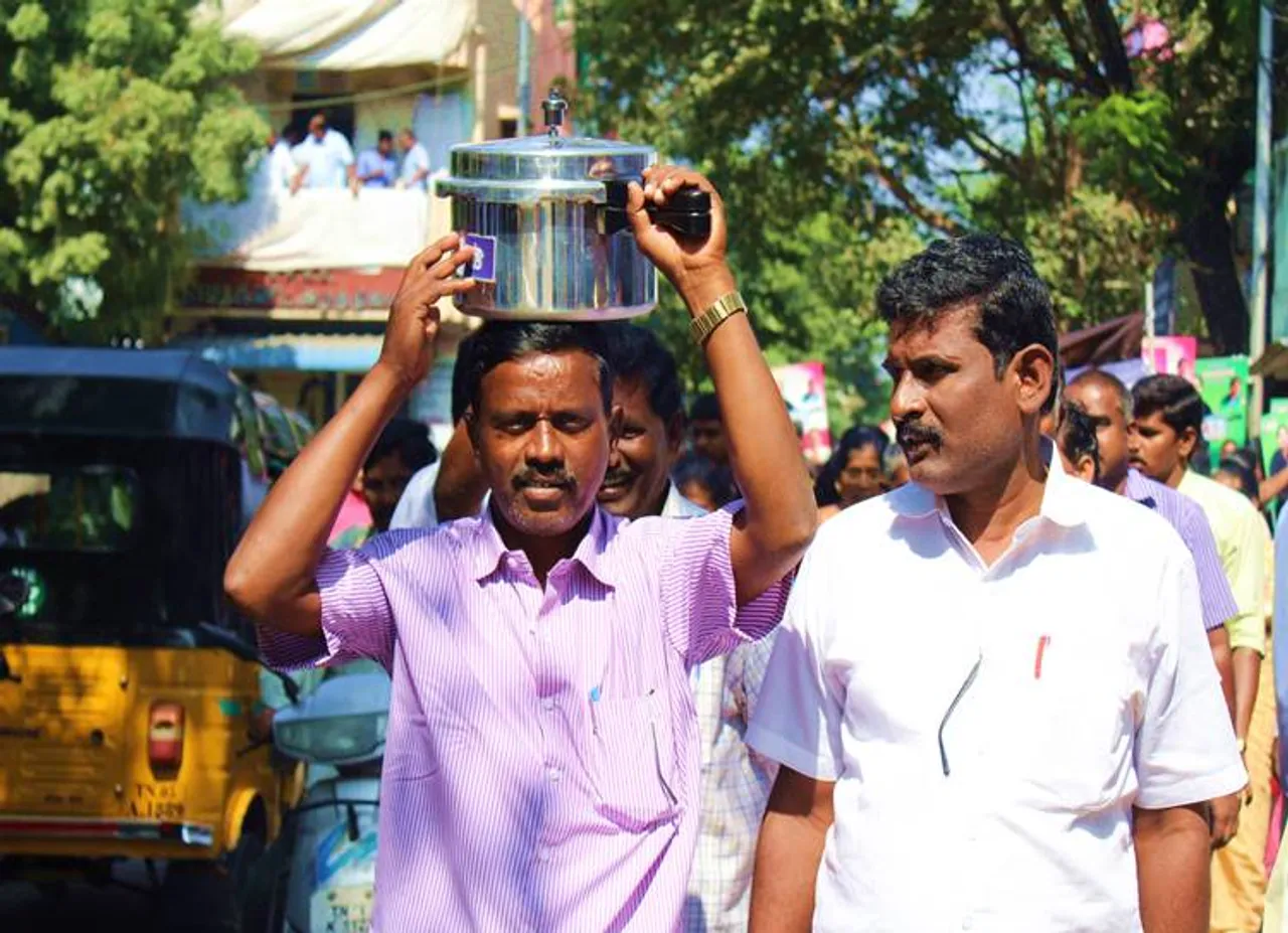 ஆர்.கே.நகரில் கடைசி கட்ட தேர்தல் பிரச்சாரத்தின் சுவாரஸ்ய புகைப்படங்கள்