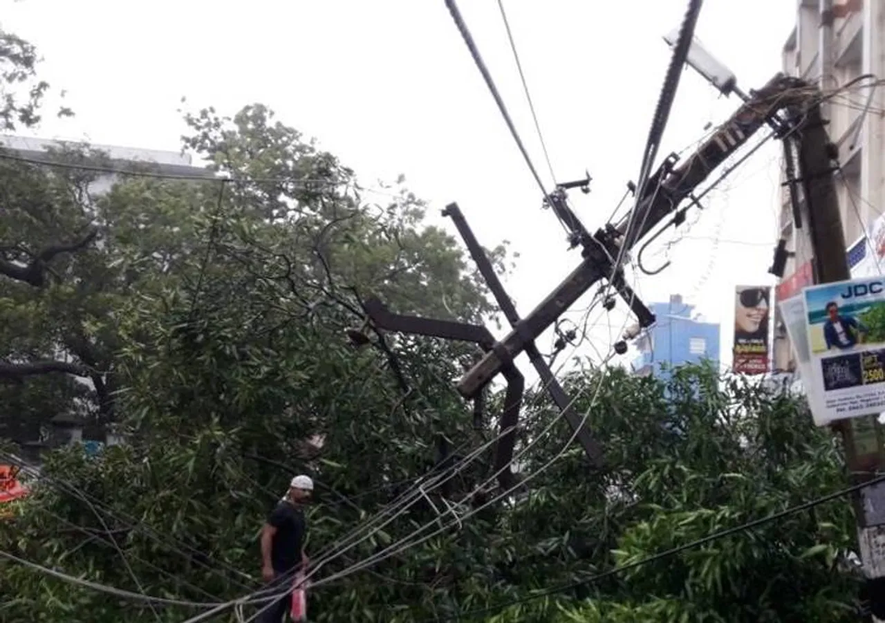 kanyakumari district, ockhi, cyclone ockhi, heavy rain, power cut, minister thangamani, minister r.b.udayakumar