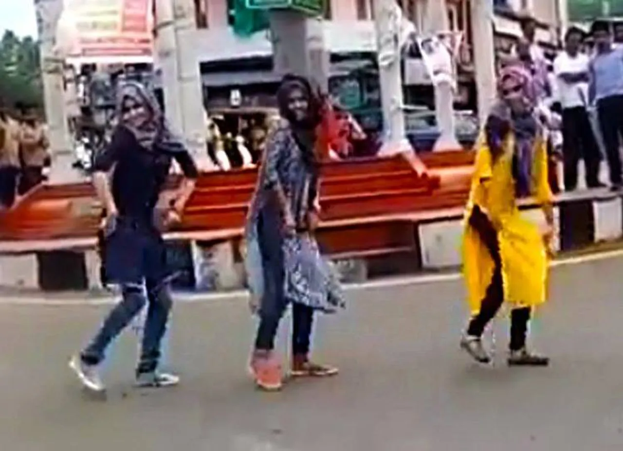 வீடியோ: புர்காவுடன் பொது இடத்தில் நடனமாடிய பெண்கள்: முஸ்லிம் மதத்திற்கு எதிரானது என எதிர்ப்பு