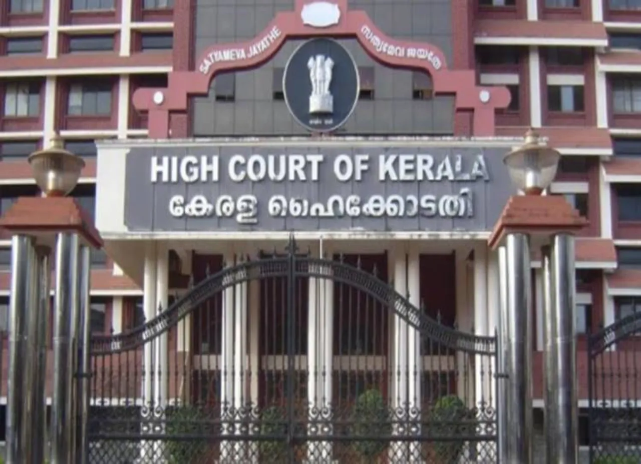 சிறப்பாக பாடியதற்காக சக மாணவியை கட்டிப் பிடித்த மாணவன்: சஸ்பென்ட் உத்தரவை உறுதி செய்தது ஐகோர்ட்!