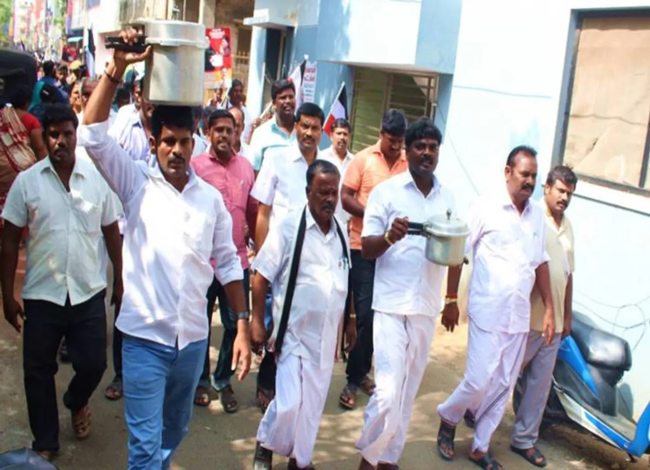 'போடுங்கம்மா ஓட்டு... எங்க சின்னத்தை பார்த்து'! ஆர்.கே.நகர் இடைத் தேர்தல் ஸ்பெஷல் க்ளிக்ஸ்!