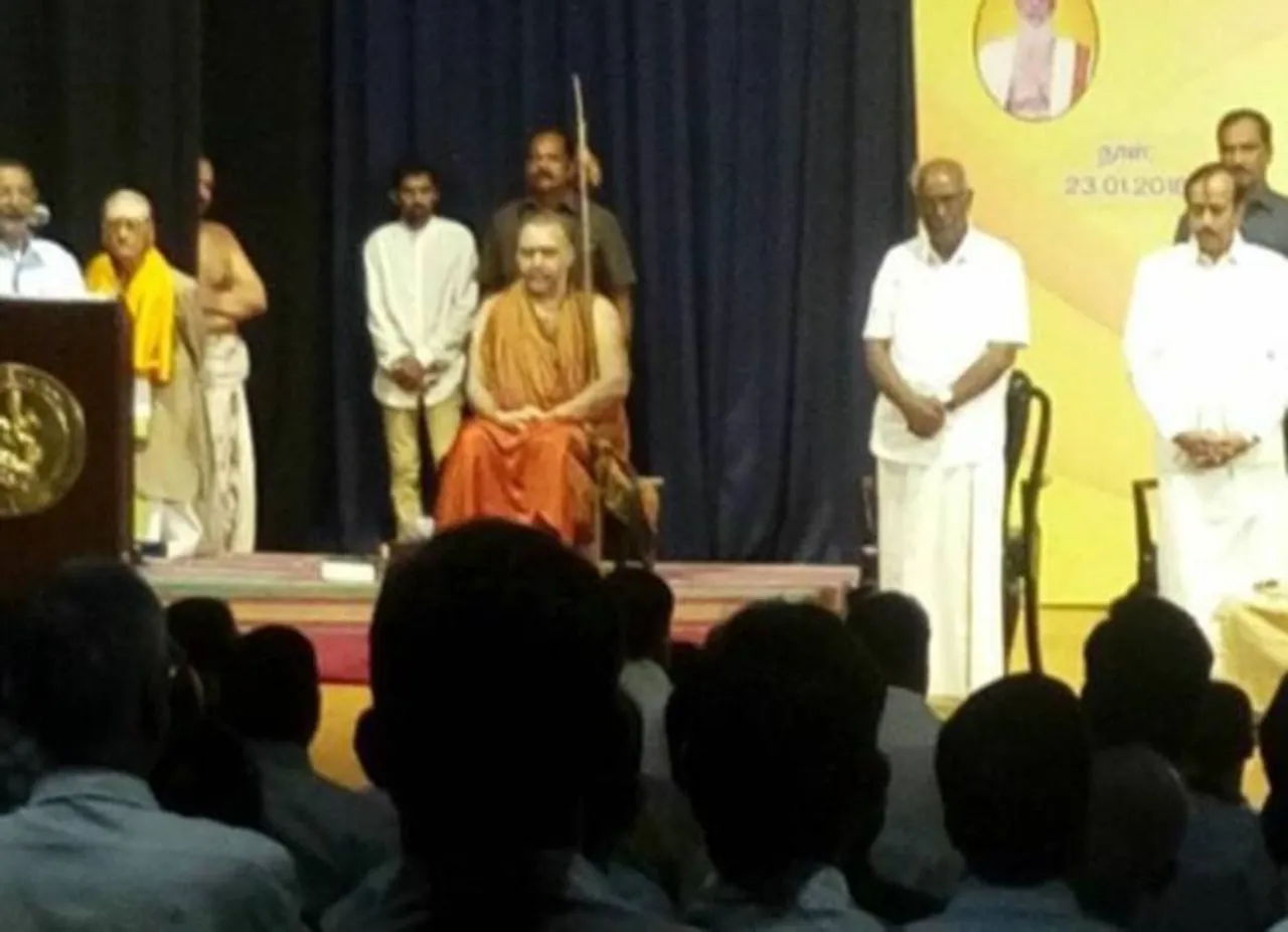 தமிழ்த் தாய் வாழ்த்துக்கு எழுந்து நிற்காத இளைய மடாதிபதி விஜயேந்தரர்! மதுரை ஆதீனம் எதிர்ப்பு!