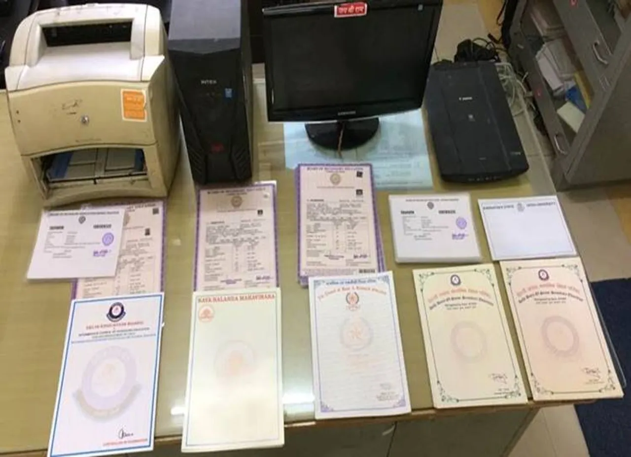 டெல்லியில் விஷ்வரூபமெடுக்கும் போலி சான்றிதழ் விவகாரம்: பட்டதாரி உட்பட மூவர் கைது