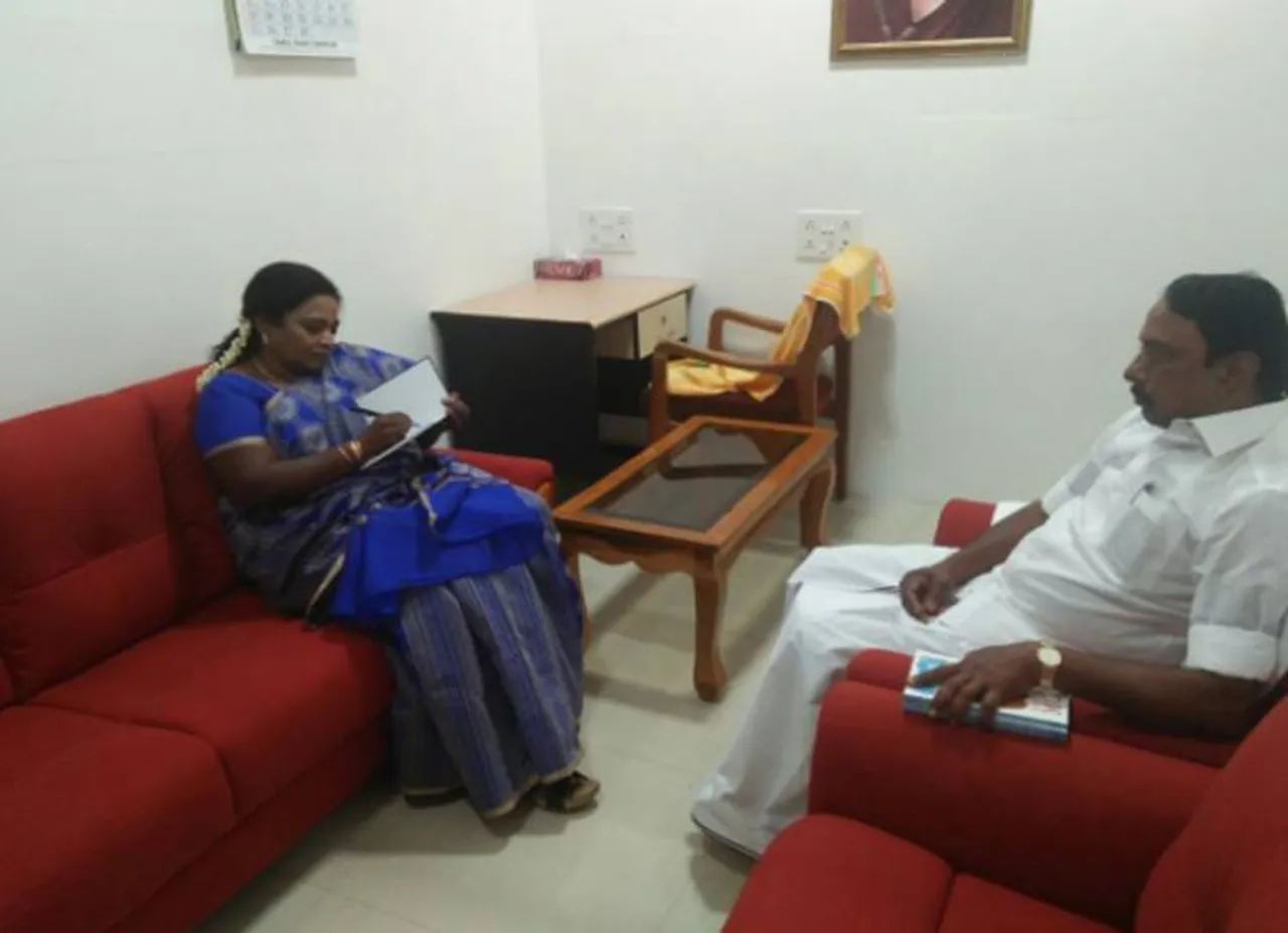அமைச்சர் செங்கோட்டையனிடம் மோடியின் 'எக்ஸாம் வாரியர்ஸ்' புத்தகம் வழங்கிய தமிழிசை!