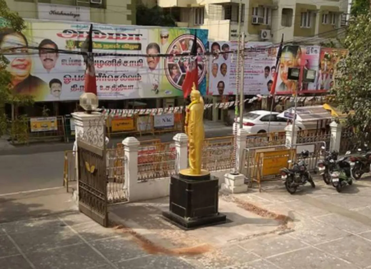 அதிமுக தலைமை அலுவலக எம்.ஜி.ஆர் சிலை படிக்கட்டுகள் திடீர் மாயம்!