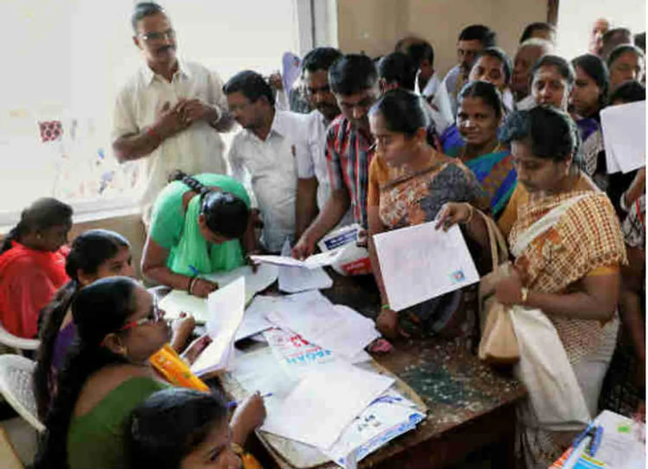 இன்றே கடைசி நாள்: மானிய விலை ஸ்கூட்டருக்கு விண்ணப்பிக்க அலை மோதும் பெண்கள் கூட்டம்!