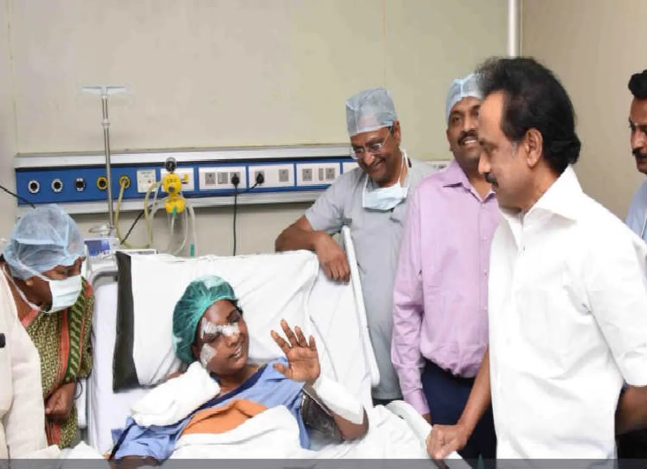 கொள்ளையர்களால் தாக்கப்பட்ட பெண் ஐடி ஊழியரை  ஸ்டாலின் நேரில் சந்தித்து ஆறுதல்!