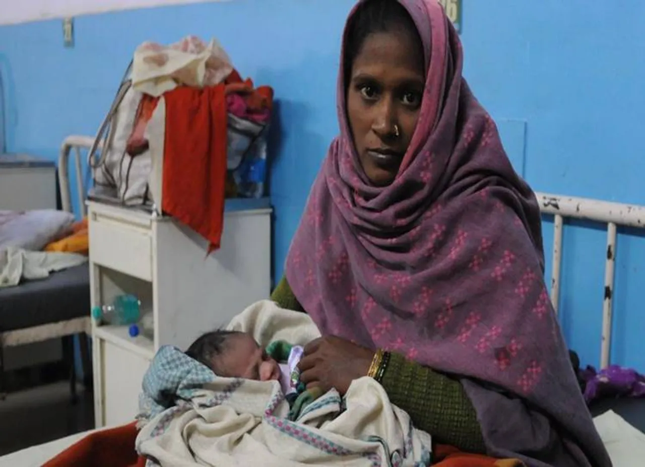 ஆதார் அட்டை இல்லாததால் வாசலில் குழந்தை பெற்ற பெண்: அரசு மருத்துவமனையில் அவலம்