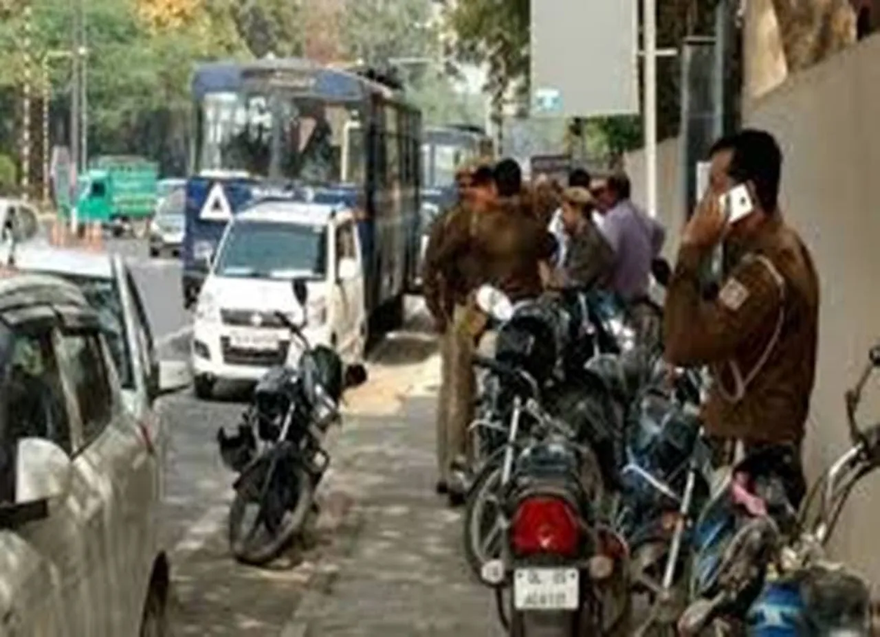 கெஜ்ரிவால் வீட்டில் டெல்லி போலீசார் சோதனை: டெல்லியில் பரபரப்பு