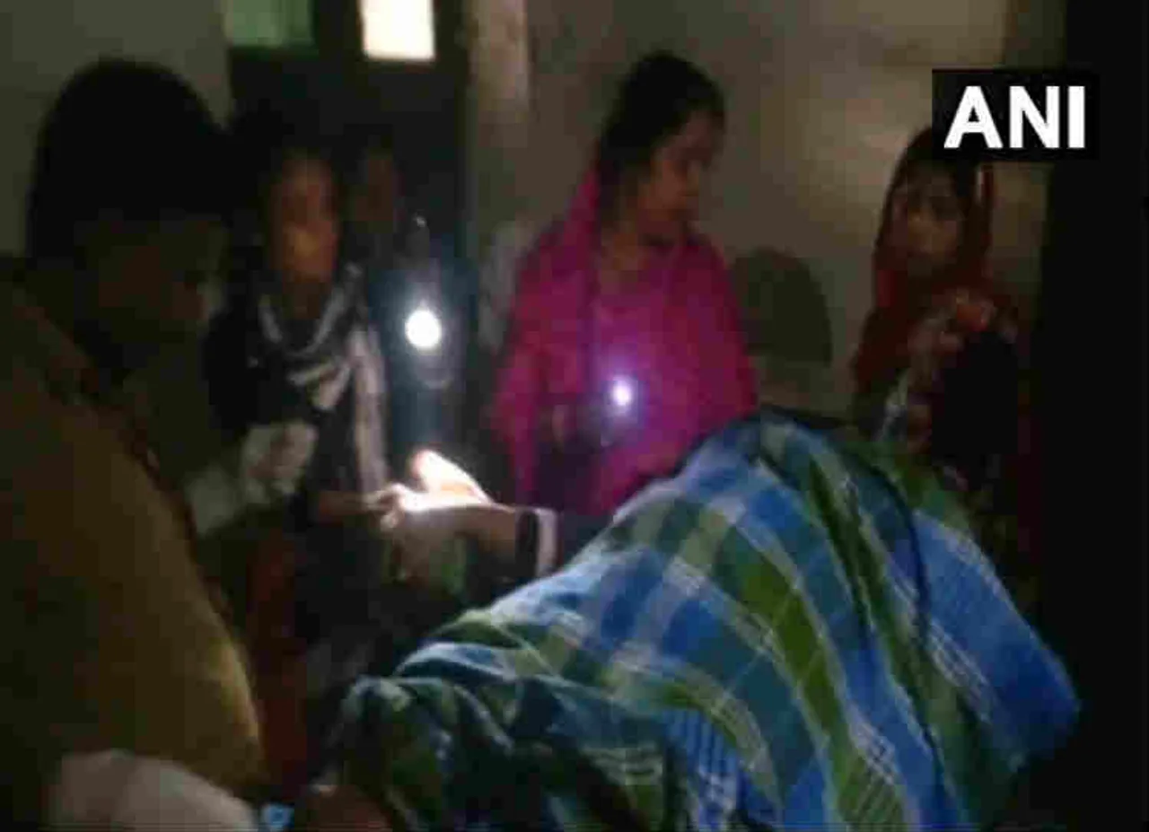 வைரலாகும் வீடியோ: டார்ச் லைட் வெளிச்சத்தில் பெண்ணிற்கு ஆபரேஷன் செய்யும் மருத்துவர்கள்