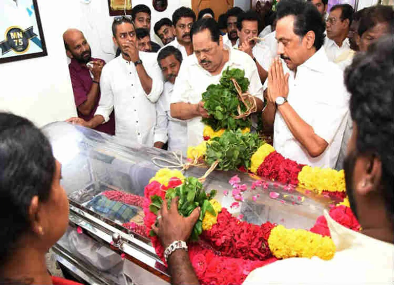 சசிகலா கணவர் நடராஜன் உடலுக்கு அரசியல் தலைவர்கள் அஞ்சலி!