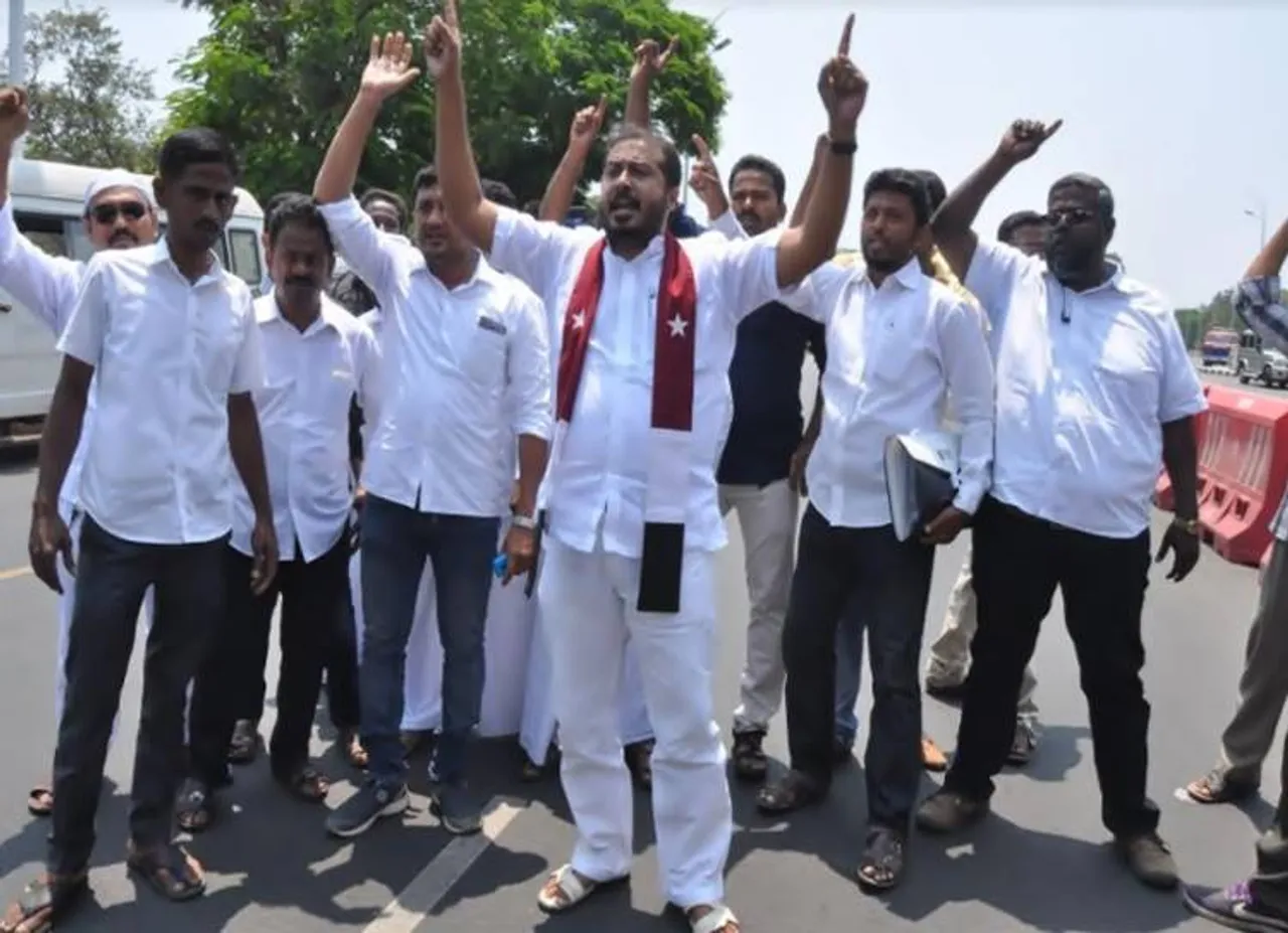 ராமராஜ்ய ரத யாத்திரை! சபாநாயகர் இருக்கை முன் அமர்ந்து தமீமுன் அன்சாரி தர்ணா