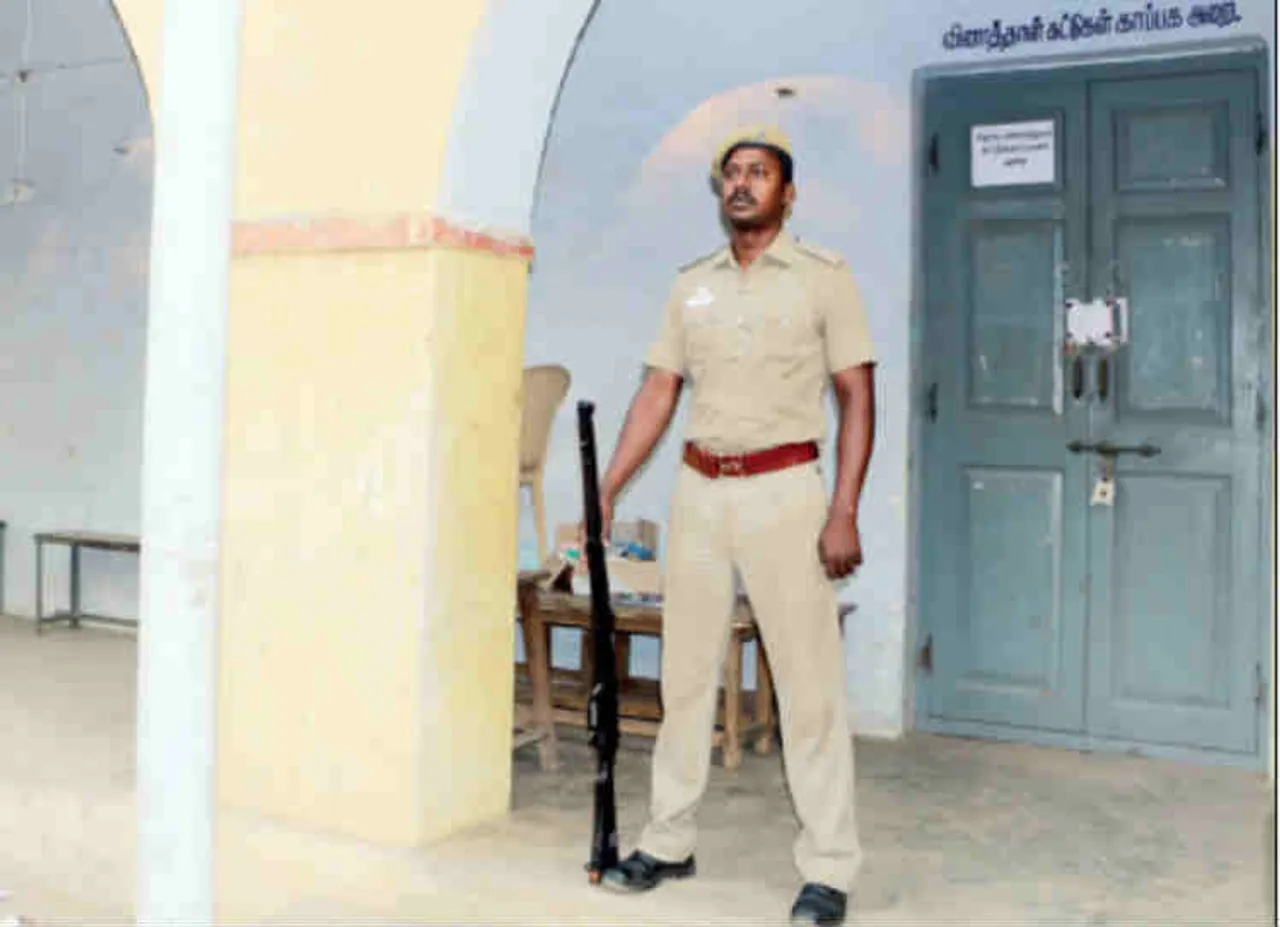 வினாத்தாள் அறையில் துப்பாக்கி  வெடித்ததால் பரபரப்பு!