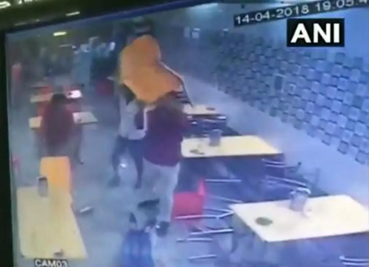 delhi hotel clash