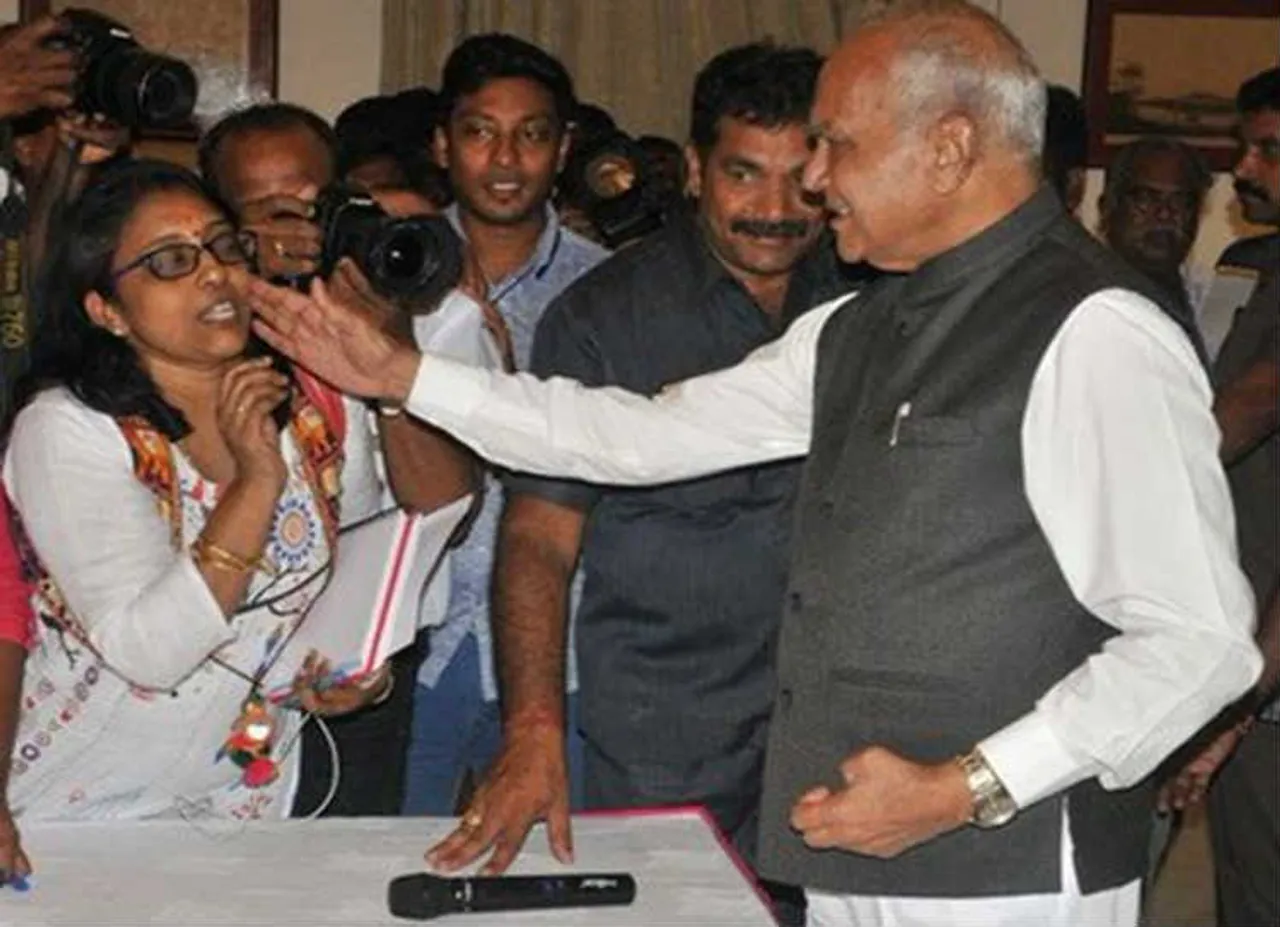 governor pats journalist cheeks