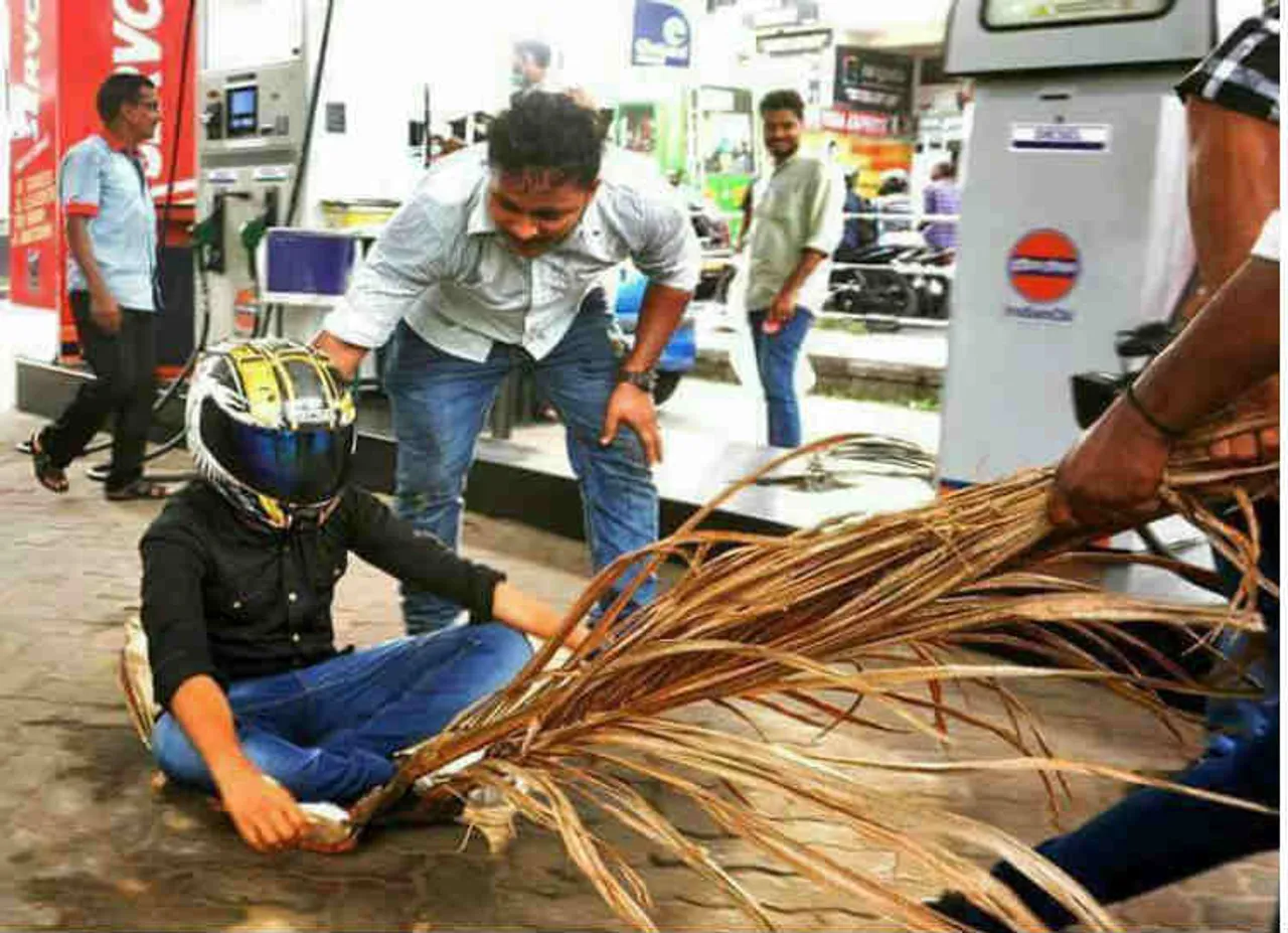 மோடியை கிண்டல் செய்வதில் கேரள இளைஞர்கள் ஆர்வம்.. பெட்ரோல் பங்கில் #FitnessChallenge