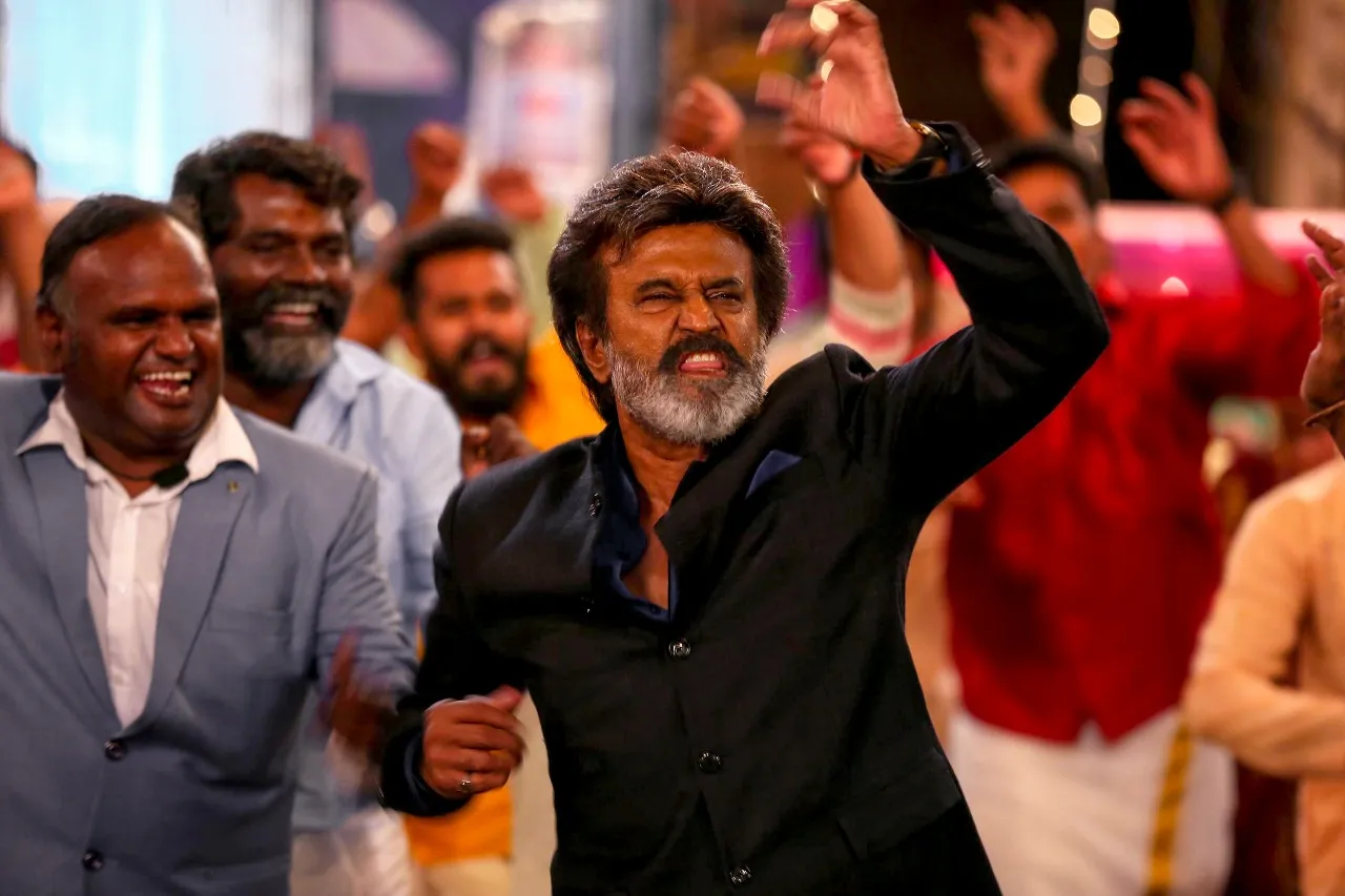 உலகம்  கடந்து வசூல் சாதனை படைத்து கொண்டிருக்கும் காலா!!!!