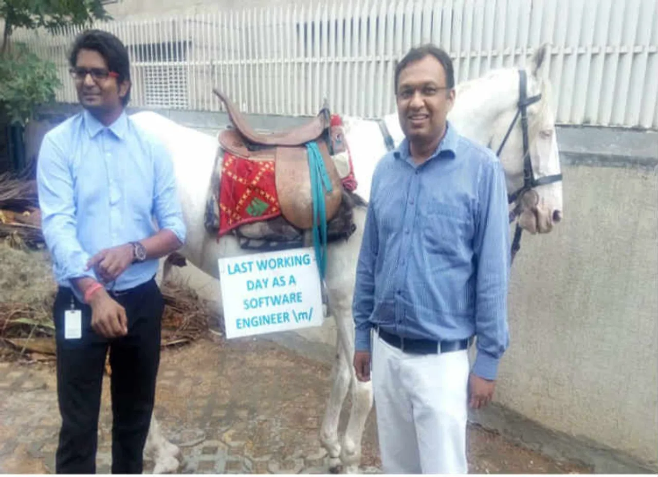 கடைசி நாள் வேலைக்கு 'குட்பாய்’ சொல்ல குதிரையில் வந்த ஐடி ஊழியர்!