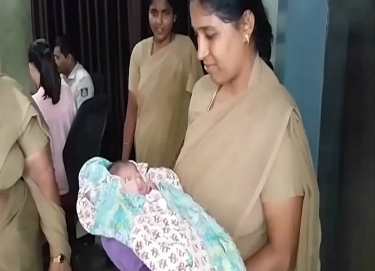 போலீஸ் என்பதை தாண்டி நான் ஒரு குழந்தைக்கு அம்மா... பெங்களூர் பெண் போலீஸின் துணிச்சல்!