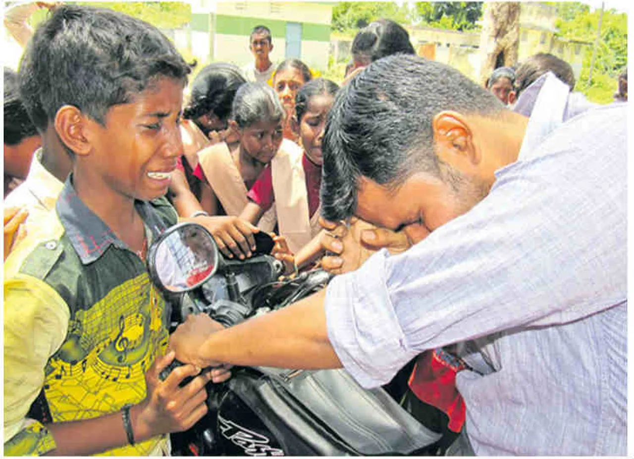பள்ளி ஆசிரியரின்  பிரிவை தாங்க முடியாமல் அழுத மாணவர்கள்... நெஞ்சை நெகிழ வைத்த  ஒரு உண்மை சம்பவம்!
