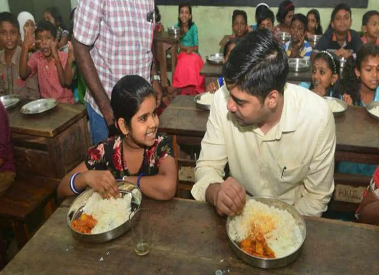 சத்துணவு சாப்பிடுவதற்கு வெட்கப்பட வேண்டாம்... மாணவர்களுக்கு நேரில் புரிய வைத்த  கலெக்டர்!