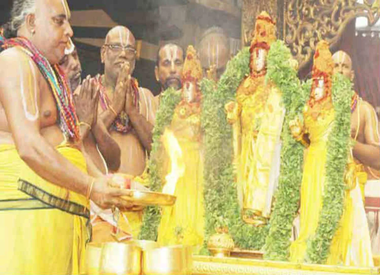 திருப்பதி கோவில்: பக்தர்களுக்கு விதித்த தடையை திரும்ப பெற்றது தேவஸ்தானம்!